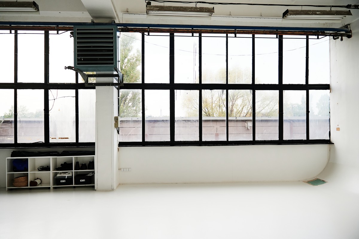 Duże okna w studio fotograficznym Zefir